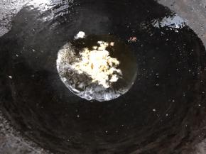 净锅放少许油烧热，爆香蒜末