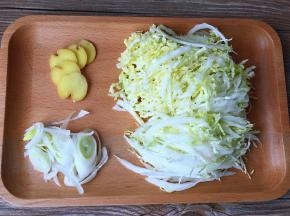 葱姜切片，白菜切细丝