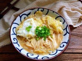 一道美味的白菜鸡蛋汤面就做好了，营养丰富，味道香浓