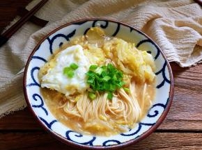 一道美味的白菜鸡蛋汤面就做好了，营养丰富，味道香浓