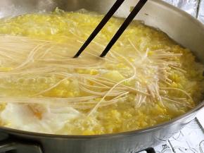 待鸡蛋微微定型，下入挂面，用筷子轻轻打散