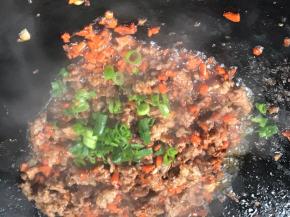 再撒入葱花拌匀即可