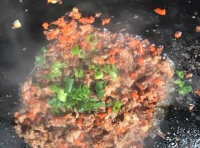 再撒入葱花拌匀即可