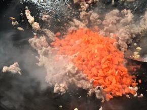 加入胡萝卜末炒断生