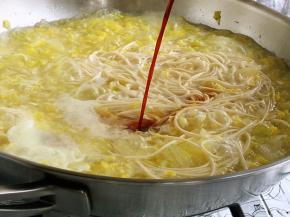 面煮熟后加入生抽、香油即可关火