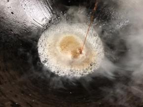 净锅放入淀粉水，淋入少许生抽拌匀勾芡