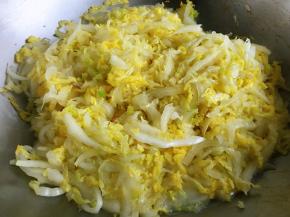 炒至白菜打蔫、出水