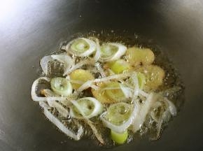 油热，爆香葱姜出香味