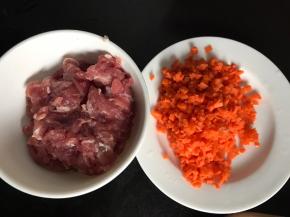 瘦肉和胡萝卜分别洗净切成末