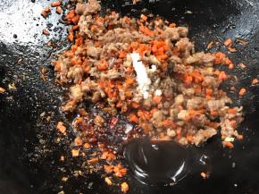 再调入盐、胡椒粉、味精、料酒、生抽、蚝油炒匀入味