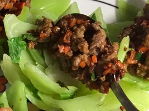 装入摆好盘的白菜莲花上，再在每个灯上插上一段小米椒