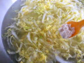 加入适量水，依次加入鸡精味精，盐