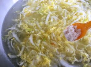 加入适量水，依次加入鸡精味精，盐