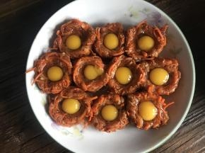 全部捏好后，打入鹌鹑蛋，每个窝窝里打一个