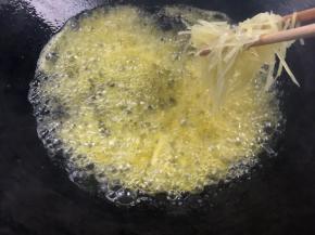 放入土豆丝，慢慢搅散开