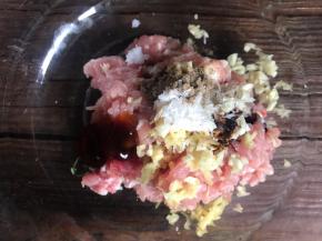 放入肉丝中，加入盐、胡椒粉、味精、料酒、生抽、蚝油