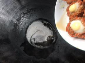 蒸好后把汤汁沥入锅中