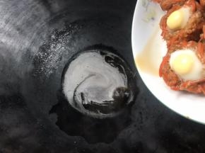 蒸好后把汤汁沥入锅中