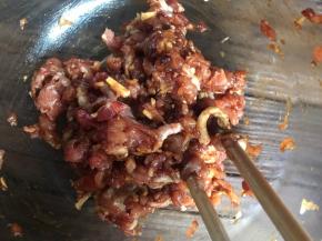 顺一个方向搅拌上劲，腌制一会