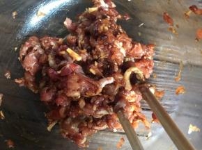 顺一个方向搅拌上劲，腌制一会