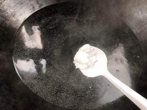 锅烧开水，加入适量盐煮沸