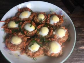 再撒上葱花在盘中的金元宝上