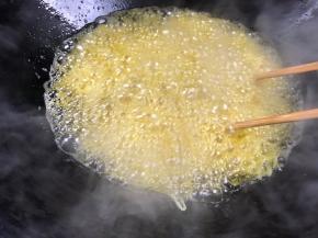 筷子感觉不粘腻有清脆的响声即可