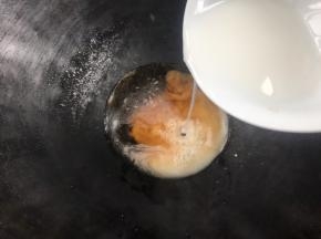再加入适量淀粉勾芡