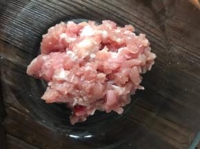 肉丝装入容器