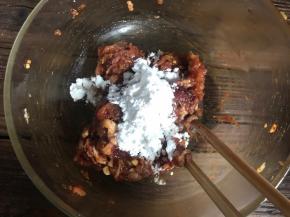 把干淀粉加入腌制好的肉丝里，拌匀