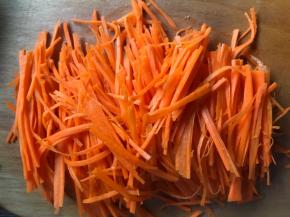 红萝卜切细丝