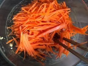 加入红萝卜丝拌匀