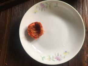 再分成十个小肉团，再捏成小窝窝摆入盘中