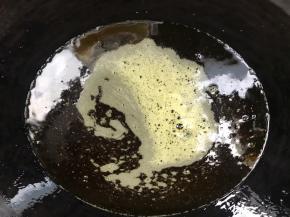 锅烧油至八成热