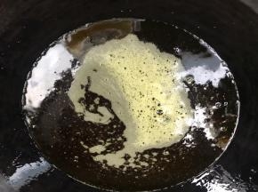 锅烧油至八成热