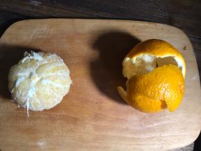 皇帝柑剥去外皮，外皮不要剥碎了，留用