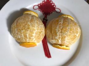 分别摆在果肉的上下部位，如上图