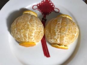 分别摆在果肉的上下部位，如上图