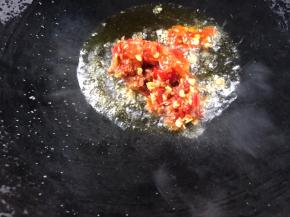 锅烧热油，放入蒜蓉剁椒炒香