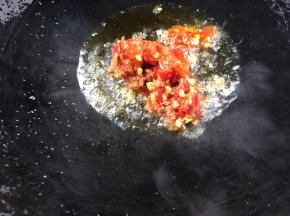 锅烧热油，放入蒜蓉剁椒炒香