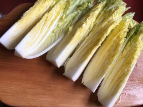 娃娃菜洗净，切成6分