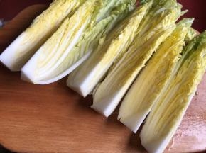 娃娃菜洗净，切成6分