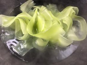 放入莴笋片烫至变色即可