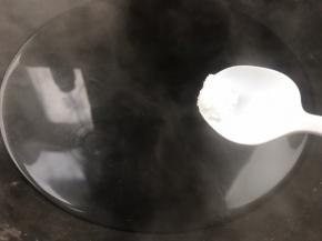 锅烧开水，加入适量盐