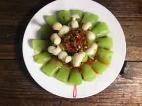 浇在摆好盘的食材上