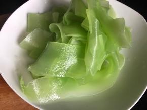 把浸泡好的莴笋片捞出沥干水分