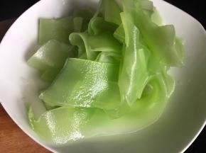 把浸泡好的莴笋片捞出沥干水分