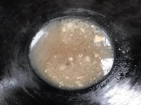 热锅倒入高汤，煮开