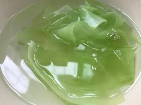 捞出放入凉开水中浸泡一会儿