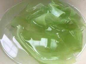 捞出放入凉开水中浸泡一会儿